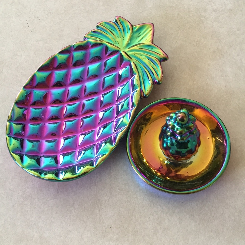 Trinket tray and ring tray.